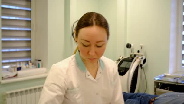 медсестра надевает медицинскую маску
 - Кадры, видео