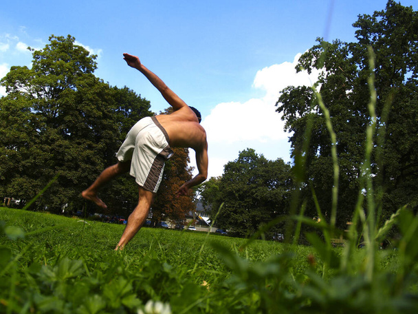 capoeira in the city park - Фото, изображение