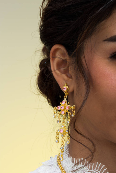 Południowo-wschodnia Azja Tajski tradycyjny kostium Dangle klastra kształt wielu par diamentów kolczyk, trzy zestaw kropli łzy żyrandol projekt na ucho kobiety, oświetlenie studio, specyficzne części ciała uszy kości policzkowej - Zdjęcie, obraz