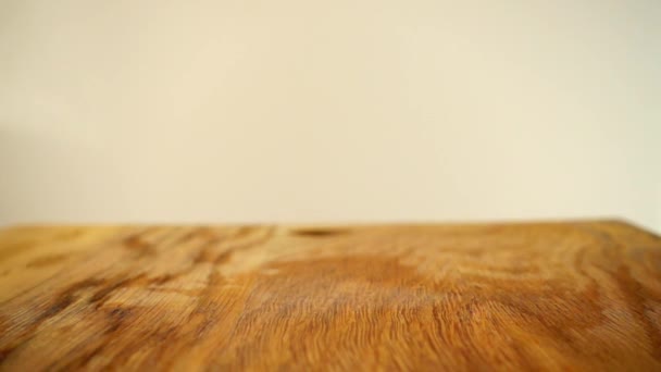 Fall of apple slices on cutting board. Slow motion. - Materiaali, video