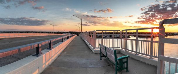 Bench kilátás egy Golden Sunset az SS Jolley híd Marco Island, Florida. - Fotó, kép