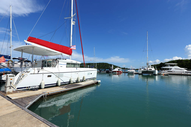 Viele Luxusyachten schwimmen auf kristallklarem Meer im Marina Bay Club, teures Privatboot bleibt ruhig im Docking Pier unter sommerblauem Himmel grüner Ozean - Foto, Bild