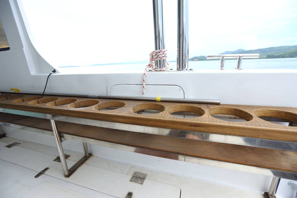 Holzplatte mit rundem Kreis für Sauerstoffflaschen-Tanks. Dieses Boot trägt Scuba Diver, um unter Wasser zu tauchen und unter dem Ozean zu atmen. Behälter halten, um die Bewegung der Meereswelle zu verhindern. - Foto, Bild