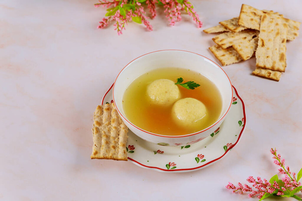 Єврейський суп з м'ячем на столі з маци на Пасху.. - Фото, зображення