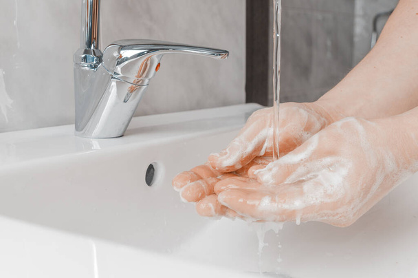 Hatékony kézmosási technikák: öblítse le vízzel a kezét. A kézmosás nagyon fontos a koronavírus és baktériumok által okozott fertőzés kockázatának elkerülése érdekében.. - Fotó, kép