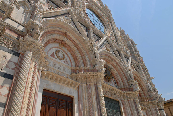 schilderachtig uitzicht op kerk en architectuur details - Foto, afbeelding