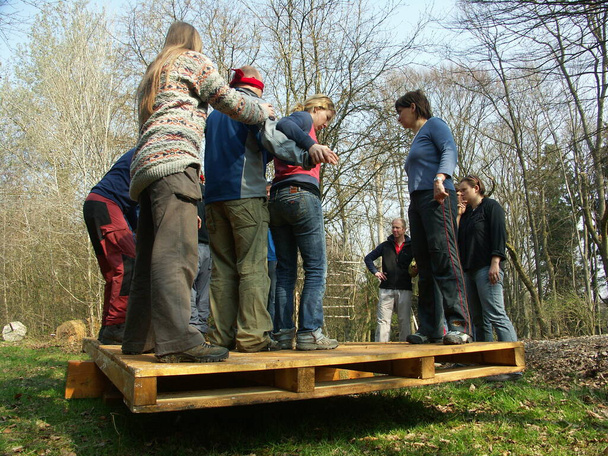Problem solving task seesaw - Experience paedagogic personality training &amp  team training in the rope garden - Foto, Imagen