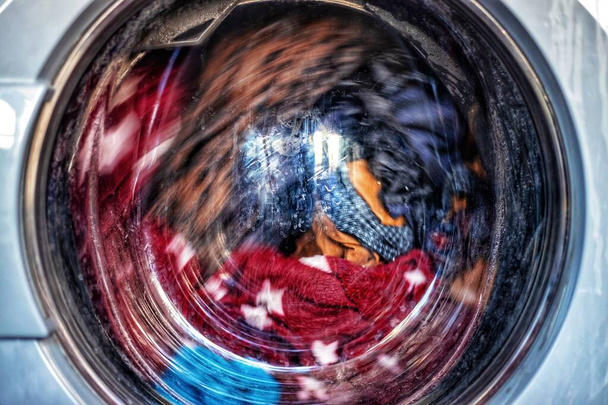 Waskleding. Laundromat Kleding tuimelen wasmachine close-up - Foto, afbeelding