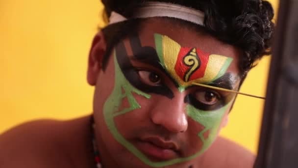 Kathakali χορευτής εφαρμογή μακιγιάζ στο μέτωπό του.  - Πλάνα, βίντεο