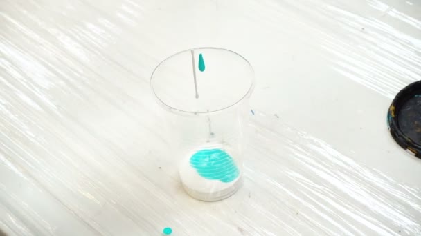 Video de pinturas acrílicas en taza de plástico
 - Metraje, vídeo