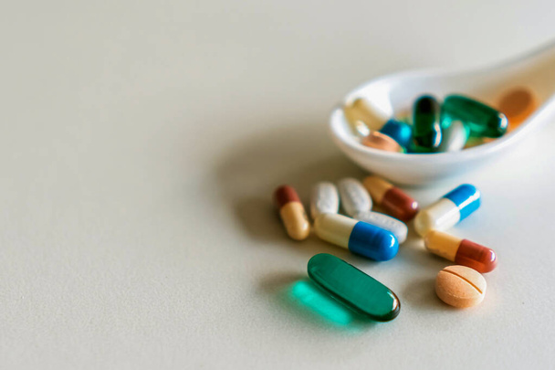 Смешанные таблетки или таблетки лекарства на белой ложке на белом фоне. Здравоохранение медицина лечение заболеваний
. - Фото, изображение