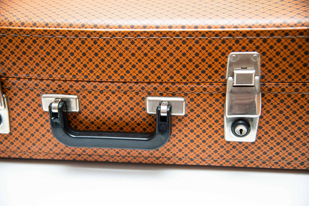 Retro vintage koffer van een reiziger. Close-up van vintage leren koffer - Foto, afbeelding