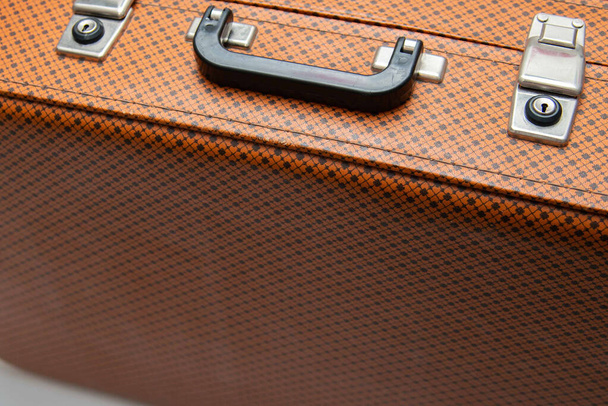 Retro vintage koffer van een reiziger. Close-up van vintage leren koffer - Foto, afbeelding