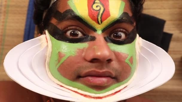 Close up of a Kathakali dancer lying on the chatai and looking upwards.  - Filmagem, Vídeo