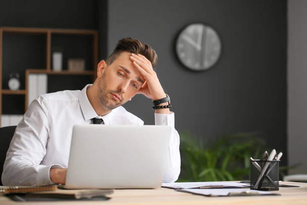 Tired businessman working in office - Photo, Image