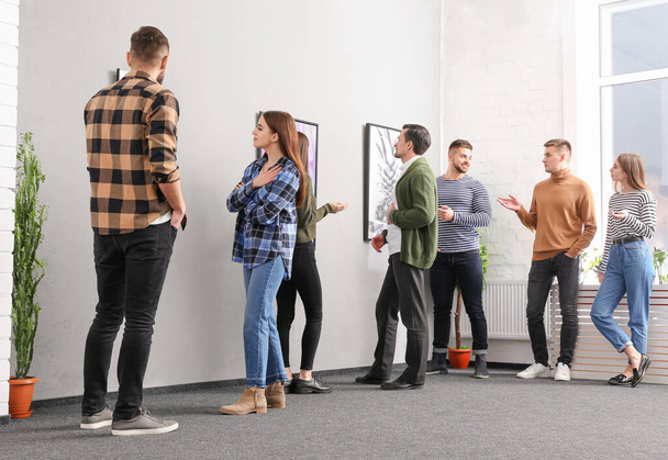 Gente en exposición en galería de arte moderno - Foto, imagen