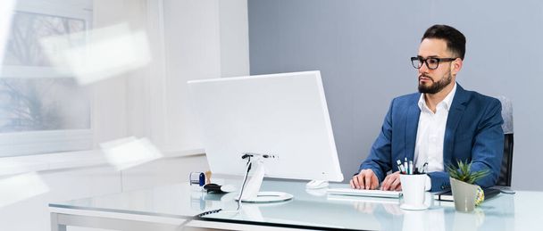 Portrait Of A Businessman At Desk Using Computer - Foto, Imagen