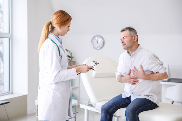 Mature man visiting doctor in clinic - Photo, image