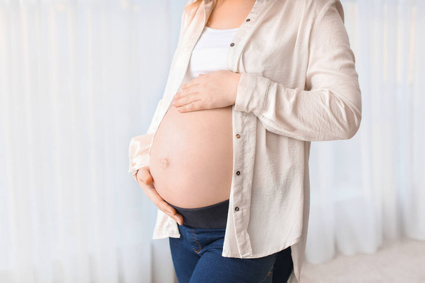 Красива вагітна жінка вдома
 - Фото, зображення
