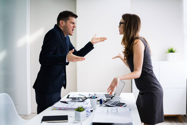 Side View Of Business People Quarreling At Desk In Office - Foto, Imagem
