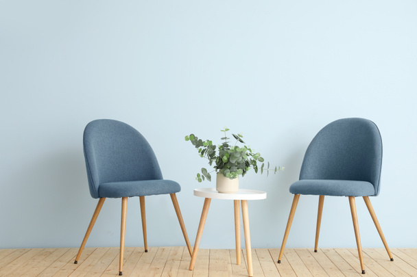 Modern székek és asztal közelében színes fal - Fotó, kép