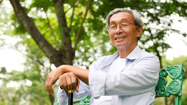 heureux asiatique l'homme assis sur un banc à l 'parc
. - Photo, image