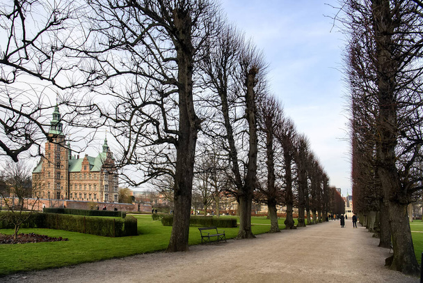 Widok na Rosenborg Slot Castle i Kings Garden w Kopenhadze, Dania. luty 2020 - Zdjęcie, obraz