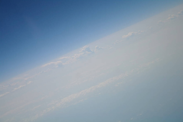 chmury i błękitne niebo widziane z samolotu, - Zdjęcie, obraz