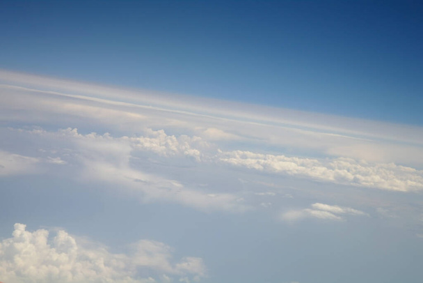 chmury i błękitne niebo widziane z samolotu, - Zdjęcie, obraz