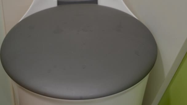 lääketieteellinen lautasliina heitetään roskiin
 - Materiaali, video