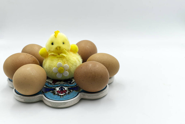 Velikonoční žluté kuřátko s vejci izolovanými na bílém s deskami na psaní. Velikonoční dekorace - Fotografie, Obrázek