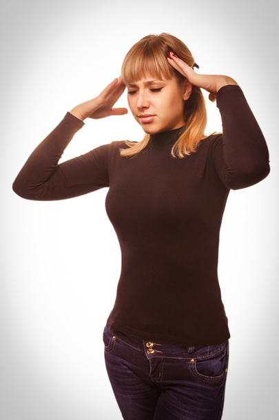 baş ağrısı ve stres, yorgun genç kadın portre holding - Fotoğraf, Görsel