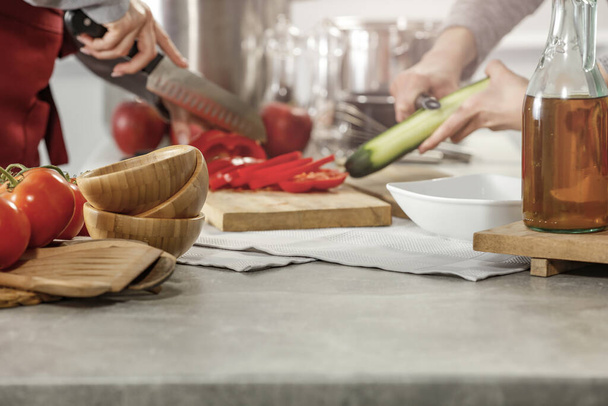 Főzés, sütés és ételeket és ételeket a konyhában. Asztali háttér konyhai eszközökkel, felszereléssel és élelmiszeripari termékekkel. - Fotó, kép