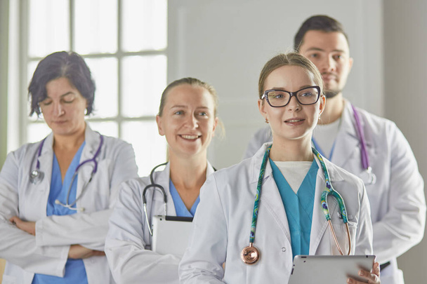 Група медичних працівників портрет в лікарні
 - Фото, зображення