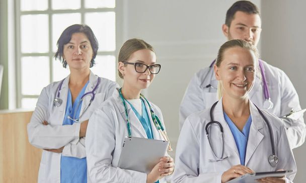 Grupo de trabajadores médicos retrato en el hospital
 - Foto, imagen