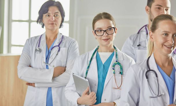 Porträt einer Gruppe medizinischer Mitarbeiter im Krankenhaus - Foto, Bild