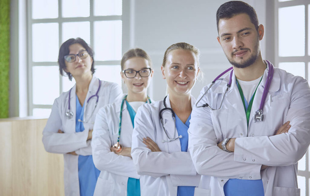 Hymyilevä ryhmä lääkäreitä ja sairaanhoitajia sairaalassa
 - Valokuva, kuva
