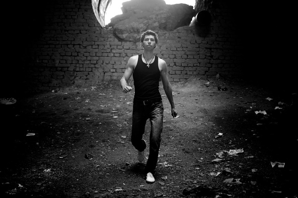 férfi séta, tönkretett alagútban - Fotó, kép