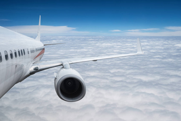 αεροπλάνο πέταξε πάνω από τα σύννεφα, έννοια των αεροπορικών ταξιδιών - Φωτογραφία, εικόνα