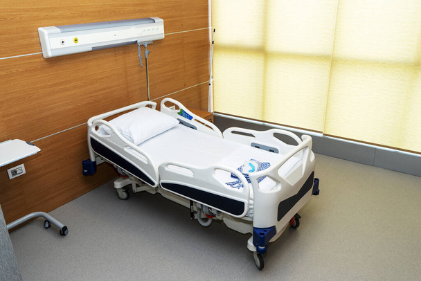 Quarto de hospital com camas e confortável médico equipado em um hospital moderno
 - Foto, Imagem