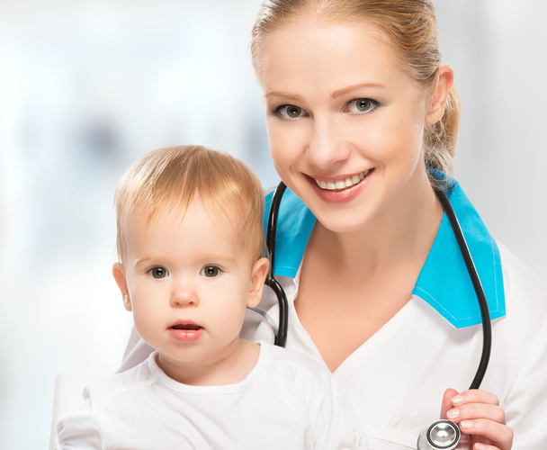 orvos gyermekorvos és a beteg gyermek boldog baba - Fotó, kép