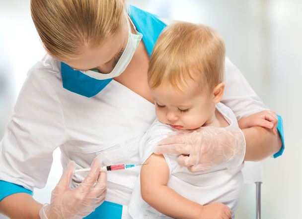 médico hace inyección niño vacunación bebé
 - Foto, imagen