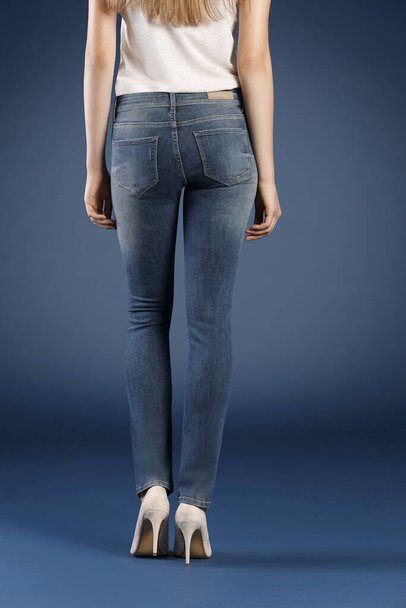 crop view of woman posing in jeans in studio, έννοια μόδας  - Φωτογραφία, εικόνα