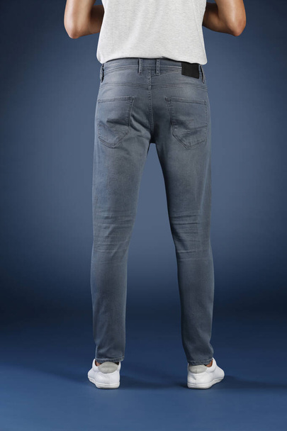 przycięty widok człowieka pozowanie w dżinsy w studio, koncepcja mody  - Zdjęcie, obraz