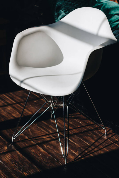 White plastic chair in loft room - Foto, afbeelding