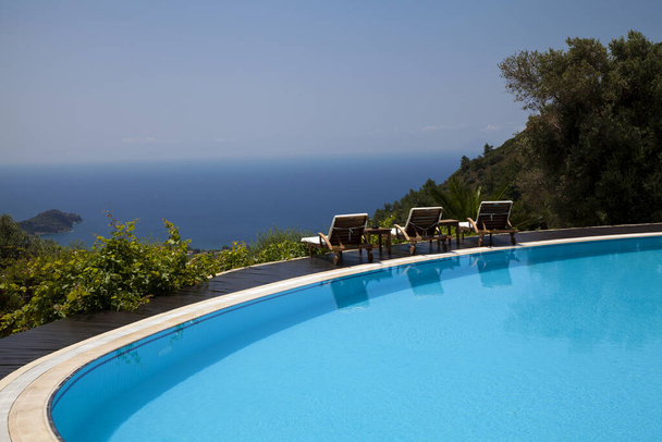 вид на голубой бассейн на курорте, концепция отдыха
 - Фото, изображение