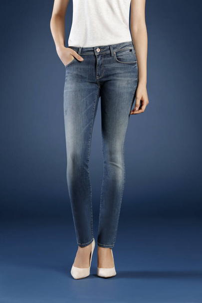 cropped view of woman posing in jeans in studio, fashion concept  - Foto, afbeelding