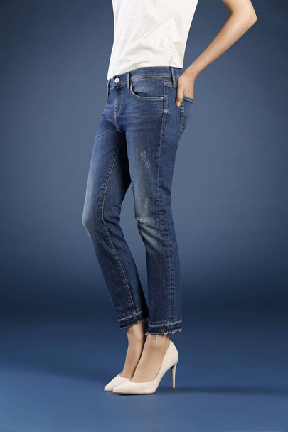 vue recadrée de la femme posant en jeans en studio, concept de mode
  - Photo, image