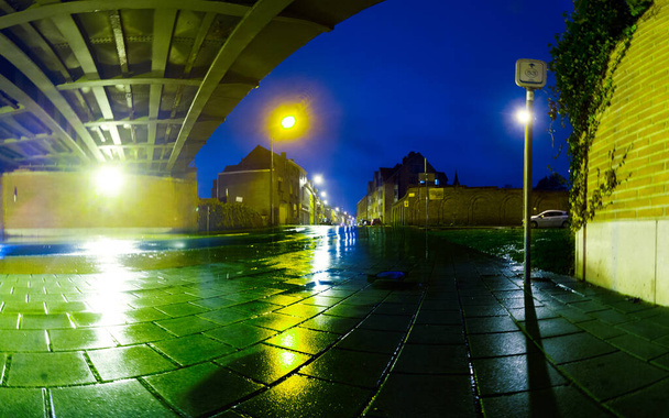 Yağmurlu bir kış gününde gecenin bir yarısı boş bir sokakta manzara - Fotoğraf, Görsel