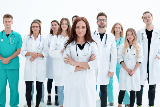 γυναίκα παιδίατρος στέκεται μπροστά από μια ομάδα νέων επαγγελματιών του τομέα της ιατρικής - Φωτογραφία, εικόνα